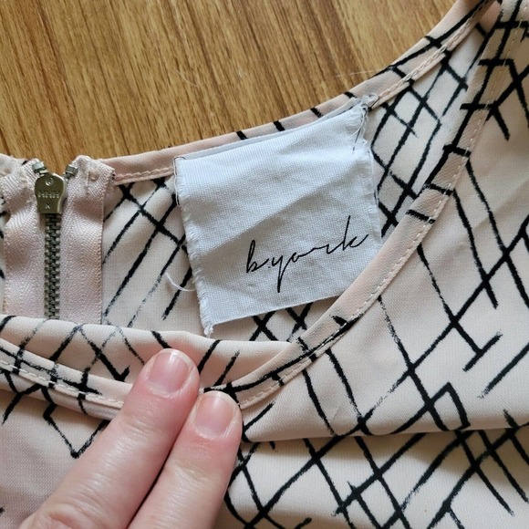 Line Pattern Shirt Womens Size Medium Pink Dusty Rose Background With Black Line - Picture 5 of 10